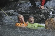 Rettung in letzter Sekunde? Andreas (Martin Gruber, l.) versucht Thomas (Steffen Wink, r.) aus dem Fluss zu befreien, doch der steckt fest.