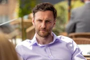 Der neue Generalkonsul Sam Henderson (Steven Cree) hat seine Crew zu einem Kennenlerndinner eingeladen.