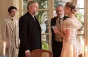 v.l.n.r. Julien de la Ferté (Théo Fernandez), Célestin Hennion (Stéphane Guillon) Auguste de Jeansin (Antoine Duléry) und Alice de Jeansin (Camille Lou).