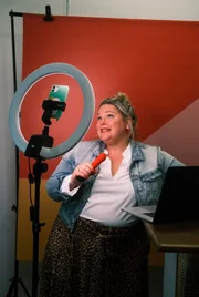 Aufklärung mal anders: Birte Fulde mit Vibrator in ihrem Studio beim Orionversand.