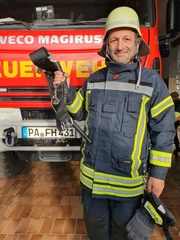 Von rechts: Schmidt Max, Hans-Peter Binder und Julian Binder von der Freiwilligen Feuerwehr Hofkirchen.; Von links: Julian Binder und Hans-Peter Binder von der Freiwilligen Feuerwehr Hofkirchen.; Schmidt Max in Feuerwehrmontur.
