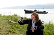 Julia Demmler (Wendy Güntensperger) entdeckt an der kalten Feuerstelle ein entscheidendes Beweismittel.