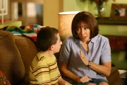 Der Muttertag steht vor der Tür: Frankie (Patricia Heaton) quetscht ihren jüngsten Sohn aus, denn dieses Jahr möchte sie endlich mal ein schönes Geschenk zu ihrem Ehrentag.