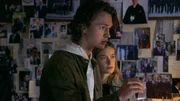 Jake (Ansel Elgort) hilft Samantha (Rachel Keller), ihre Freundin zu finden.