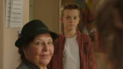 Flori (Leon / Lino de Greiff) trifft erstmals auf Theres (Monika Manz), die Haushälterin seines Großvaters.