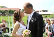 MDR Fernsehen DIE STEIN II. STAFFEL FOLGE 26, "Ende gut ...", am Sonntag (08.02.15) um 13:10 Uhr. Hochzeit: Katja Stein (Julia Stemberger, l.) und Stefan Hagen (Jochen Horst, r.) geben sich bei einer romantischen Trauung auf der Wiese vor dem Pferdehof das Ja-Wort.