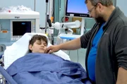 Der 13-jährige Mathis ist gestürzt und hat sich mehrfach den Arm gebrochen. Vater Ralf besucht ihn in der Klinik.