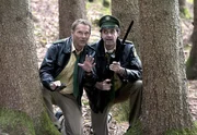 Hubert (Christian Tramitz, l.) und Staller (Helmfried von Lüttichau, M.) sind Wilderern auf der Spur.