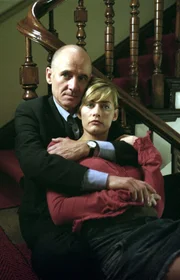 Judith (Gesine Cukrowski) wartet vor der Wohnung bereits auf Robert (Ulrich Mühe).