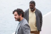 Inspector Castells (Isak Férriz, l.) zeigt Colin Sutherland (Danny Sapani) im Hafen von Barcelona die Yacht, auf der Colins Sohn Jay kurz vor seinem Tod als Barmanager gearbeitet hat.