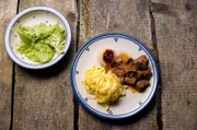 Hauptspeise von Anna Lippner: Lammgulasch mit selbstgemachten Tagliatelle und Salat