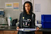 Ronnie (Zoe Magdalena) holt sich ihre erste Essensration ab. Die Aufmunterungsversuche von Caterer Tim lassen sie kalt.