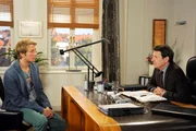ARD ROTE ROSEN FOLGE 1527, am Donnerstag um 14:10 Uhr im ERSTEN. Gunter (Hermann Toelcke, r.) wundert sich, dass Micks (Tobias Rosen, l.) Freude über den neuen Direktionsposten verhalten ausfällt.