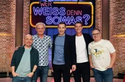 Moderator Kai Pflaume (M.) und seine Rateteam-Kapitäne Bernhard Hoëcker (l.) und Elton (r.) begrüßen in dieser Sendung den ehemaligen Profi-Fußballspieler Hans-Peter Briegel (2.v.l.) und den ehemaligen Profi-Fußballspieler Tim Borowski (2.v.r.).