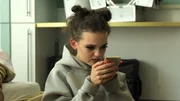 Die handysüchtige Kimmi (Evelin Schwarz) ist verzweifelt: Ihre Schminke ist leer und ungeschminkt geht sie auf keinen Fall zum Auswärtsessen. Kritisch beäugt sie sich im Spiegel.