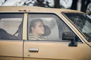 Verkehrspolizistin in Probezeit Helen (Danielle Macdonald) versteht nicht, was ihr Verlobter dagegen hat, wenn sie ihren Job macht.