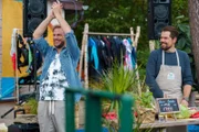 Conny (Frederic Heidorn, l.) und Leon (Daniel Fehlow) feiern das Pre-Opening ihrer gemeinsamen Strand-Location.