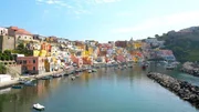 Durch vulkanische Aktivitäten entstanden: Procida ist nur vier Quadratkilometer groß und mit 10.000 Einwohnern die am dichtesten besiedelte Insel im ganzen Mittelmeerraum.