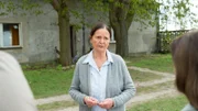 Im Gegensatz zu ihrer Tochter Sabine unterstützt die Großmutter Johanna Eilrich (Monika Hetterle, M.) die Polizei bei ihren Ermittlungen. Sie glaubt nicht an Aliens und kann sich nicht erklären, wer ihrem Enkel etwas angetan haben könnte.