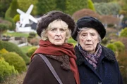 Sie sind die Besitzerinnen, von der Miniaturwelt, Hilary Compton (Margarete Tyzack, r.) und Harriet Compton (Caroline Blakiston, l.).