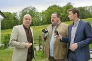 Die Kommissare Hofer (Joseph Hannesschläger, M.) und Hansen (Igor Jeftic, r.) befragen Uniprofessor Dr. Siegfried Aumann (Klaus Schindler, l.).