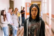 Ronnie (Zoe Magdalena) weigert sich, sich wiegen zu lassen und geht an der Warteschlange vorbei. Kurz darauf fällt sie in Ohnmacht.