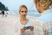 Sarah (Susan Sideroupolos, l.) und Lena (Amelie Arndt) sind über den Stalker entsetzt. Der befindet sich noch irgendwo in ihrer Nähe.