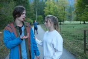 Lilly (Julia Beautx, r.) kann es nicht fassen, dass ihr Freund Levi (Moritz Bäckerling, M.) gegenüber Adrian (Kristo Ferkic, l.) handgreiflich wurde.