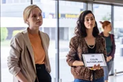 Ernste Lage: Am Flughafen Barcelona erwarten Laura Simmonds (Sophie Rundle, l.) und Alba Ortiz (Serena Manteghi) Colin Sutherland.