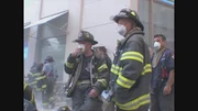 Feuerwehrleute ruhen sich aus, bevor sie sich wieder an den Haufen machen. (Jon Alpert / DCTV)