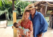 ARD DAS TRAUMHOTEL - VIETNAM. Völlig unerwartet müssen sich Markus Winter (Christian Kohlund) und Nora (Nadeshda Brennicke) um ein ausgesetztes Baby (Mai Vinh Thanh) kümmern.