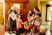 Waltraud (Hedi Kriegeskotte, l.) verzweifelt zwischen tobenden Kindern. Magda (Verena Altenberger, r.) kommt herein und die Kinder nehmen sie gleich in Beschlag.