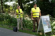 Riedl (Paul Sedlmeir, r.) und Christina (Mitsou Jung, l.) führen die Verkehrskontrolle "Aktion sicheres Fahren" durch.
