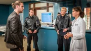 Dr. Jonas (Gerit Kling, r.) beruhigt Domingo Krull (Jarryd Alexander Haynes, l.), der aufgebracht ins EKH kommt, weil seine Freundin von einem Pkw angefahren wurde. Mattes Seeler (Matthias Schloo, 2.v.l.) und Melanie Hansen (Sanna Englund, 2.v.r.) beobachten das Gespräch.