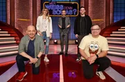 Moderator Kai Pflaume (M.) und seine Rateteam-Kapitäne Bernhard Hoëcker (l.) und Elton (r.) begrüßen in dieser Sendung die Moderatorin und Autorennfahrerin Eve Scheer (2.v.l.) und den Autorennfahrer und Influencer Daniel Abt (2.v.r.).