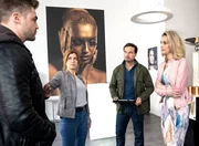 Paul Kröger (Benjamin Heinrich, l.) betritt gerade den Laden, als Kommissarin Kerstin Klar (Fiona Coors, M.) und Kommissar Christian Schubert (Simon Eckert, M.) die Zeugin Alice Berger (Tina Bordihn, r.) befragen.