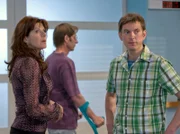 Vera Bader (Claudia Wenzel) mischt sich immer wieder in den Konflikt zwischen Fabian Althaus (Daniel Krauss, rechts) und seinen Vater Dr. Kaminski ein. Sie scheint die irrationale Hoffnung zu hegen, sich Kaminski über seinen Sohn anzunähern. Kaminski ist alarmiert, denn Fabian soll unter keinen Umständen erfahren, dass Vera früher seine Geliebte war. Mitte: Komparse .