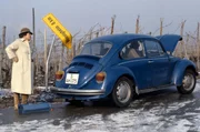 Köberle (Walter Schultheiß, im Auto) und seine Schwester Gertrud (Trudel Wulle) stecken in Schwierigkeiten.