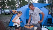Lena baut das Zelt auf. Dabei ist sie erst acht Jahre alt. Und Papa hilft. Ein bisschen.