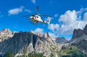 Hubschrauberpilot Hansi Tschurtschentaler über den Drei Zinnen. Weiteres Bildmaterial finden Sie unter www.br-foto.de.