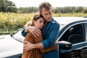 Hauptkommissarin Lilly Funke (Tatjana Kästel) am Boden zerstört. Ihr Kollege Matti Wagner (Pierre Besson) versucht, ihr in der schwierigen Situation beizustehen.