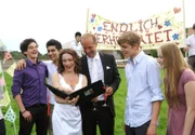 MDR Fernsehen DIE STEIN II. STAFFEL FOLGE 26, "Ende gut ...", am Sonntag (08.02.15) um 13:10 Uhr. Romantische Hochzeit - die Schüler der 10b schenken dem Brautpaar ein Fotoalbum. Die Hochzeitsgesellschaft vlnr.:  Joerg Unzuh (Dorian Brunz), Demir Ilhan (Baris Simsek), die Braut Katja Stein (Julia Stemberger), Annika Leetz (Luisa Lossau), der Bräutigam Stefan Hagen (Jochen Horst), Gunnar Helmers (Vito Hanné), Mia Borowski (Yona Muehr).