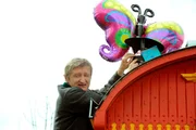 Bayerisches Fernsehen DAHOAM IS DAHOAM, FOLGE 941, "Ein himmelhoher Wunsch", am Dienstag um 19:45 Uhr. Xaver (Michael Schreiner) sieht, dass an dem Ballon eine Karte befestigt ist.
