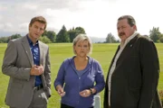 Angela Habach (Andrea Wildner) schildert den Kommissaren Sven Hansen (Igor Jeftic, l.) und Korbinian Hofer (Joseph Hannesschläger, r.) ihre Beobachtungen.