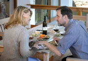Laura (Barbara Rudnik) flirtet mit ihrem neuen, charmanten Nachbarn Lorenzo (Stefan Kurt).