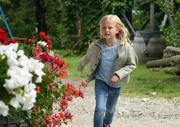 Mathilda (Nele Richter) rennt so schnell sie kann, um ihrem Bruder zur Hilfe zu kommen.