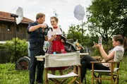 Der Fotograf Benedikt Bär (Axel Röhrle, links) ist begeistert von Lena Winter (Klara Deutschmann, Mitte). Emily Müller (Chiara von Galli, rechts) ist hingegen misstrauisch.