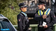 Pinar (Aybi Era) und Kris (Marc Barthel) stellen fest, dass die Unfallspuren nicht zu dem geschilderten Unfallhergang passen.