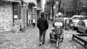Jonas mit Matt Nimmo alias „Sprudelboy“ (rechts). Ginger-Bier-Business statt 35-Stunden-Woche, so sieht Matts Plan fürs Leben aus.