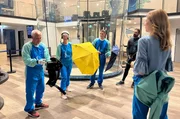 Welcher Regenschirm hält auch einem ordentlichen Sturm stand? Reporterin Hendrike Brenninkmeyer (r.) testest das unter harten Bedingungen.